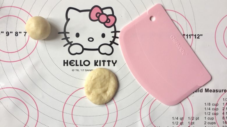 百搭迷你小餐包,取出面团按压排气分割成20克左右一个的小剂子。