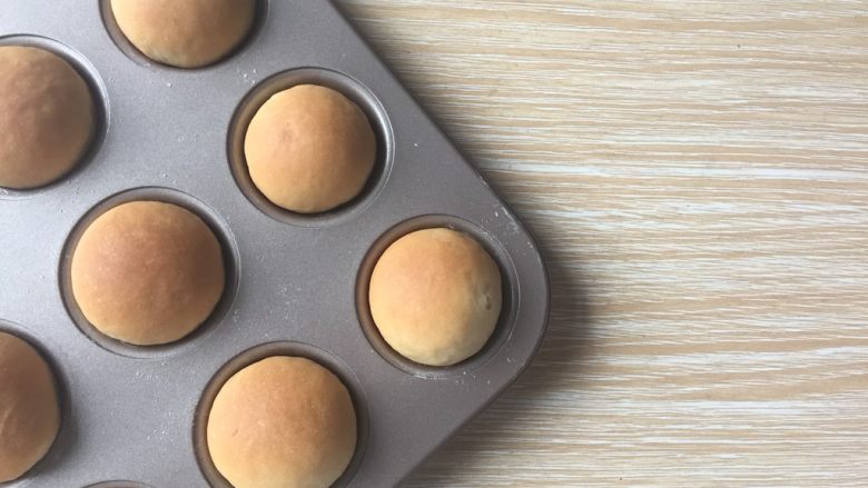 百搭迷你小餐包,烤后用微波炉手套取出纳凉至手温