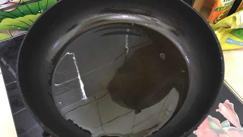 黑芝麻香肠鸡蛋卷,平底锅入适量食用油,热锅凉油