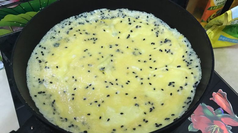 黑芝麻香肠鸡蛋卷,摊成圆形,小火慢煎