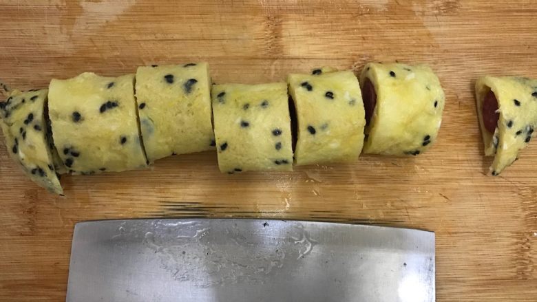 黑芝麻香肠鸡蛋卷,切成大小均匀的段,即可