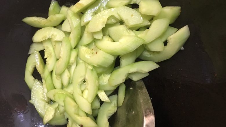 海鲜黄瓜肉丁面,留炒虾仁的底油,放入黄瓜段翻炒片刻。