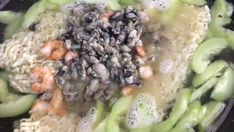 海鲜黄瓜肉丁面,水开后放入面片,虾仁和海蛎。