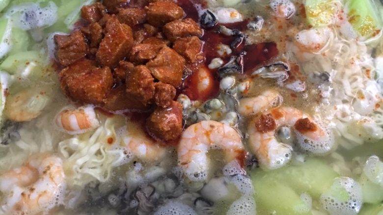 海鲜黄瓜肉丁面,水再次煮开后加入五香肉丁,加盐和鸡精,把面片挑散。