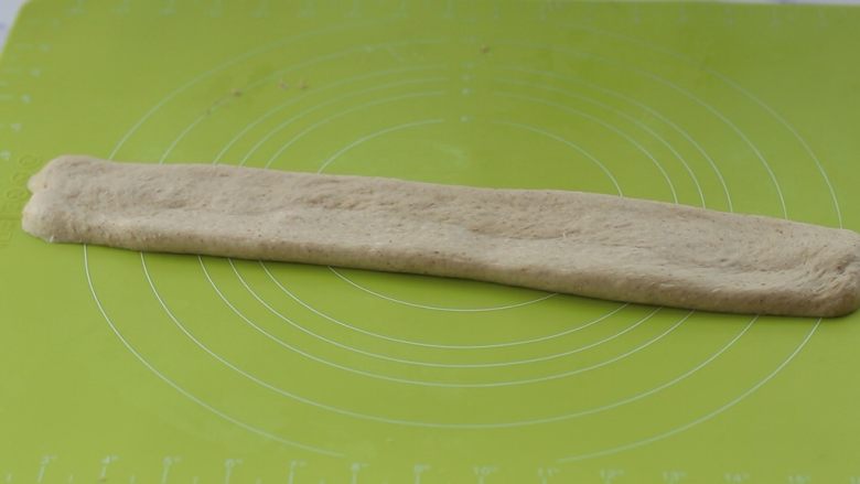 全麦吐司,然后擀长,压薄底边