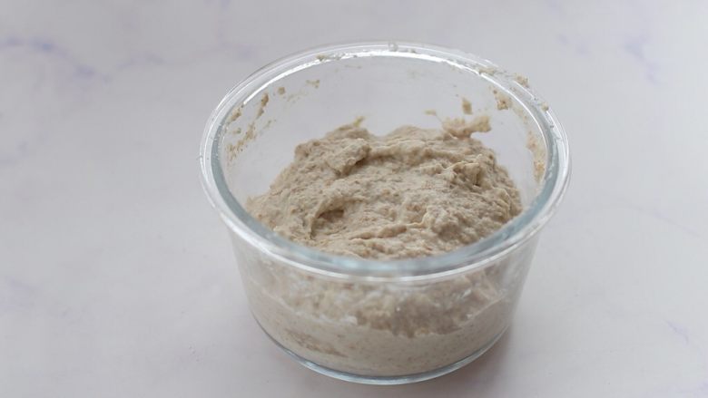 全麦吐司,搅拌至没有干粉即可,密封好,放冰箱冷藏一夜或更长时间,我大约浸泡了18小时