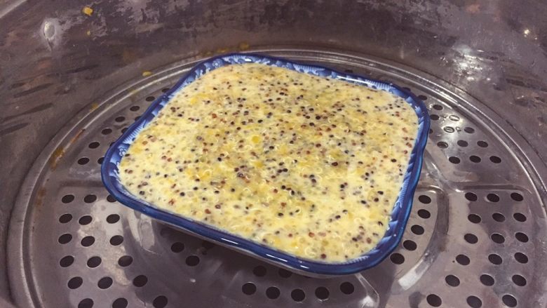 宝宝辅食11M➕藜麦南瓜蒸糕,冷水上锅中小火蒸30分钟,等冷却后会脱模切块给宝宝吃哦