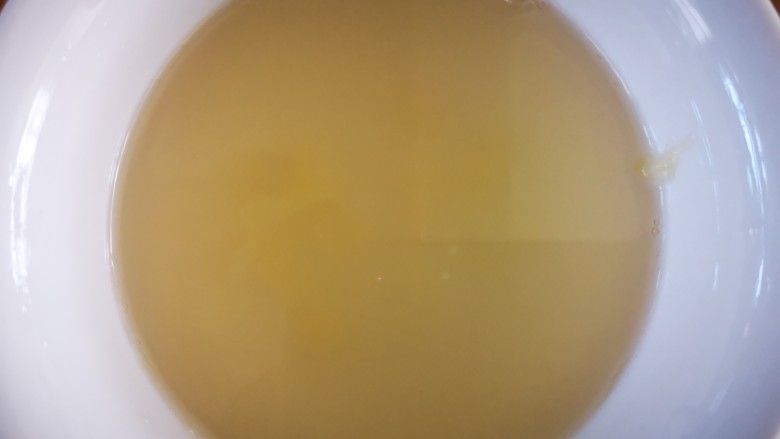 简版泰式柠檬虾,取好柠檬汁,加入50ml清水