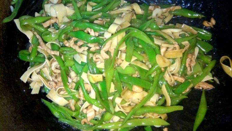 扁豆肉丝炒千张,汤汁粘稠,翻炒均匀关火出锅