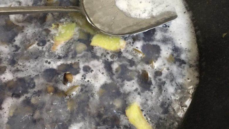 瘦肉苦瓜蚬子汤,水开后,把浮在表面的浮沫捞出。放入盐和鸡精调味。