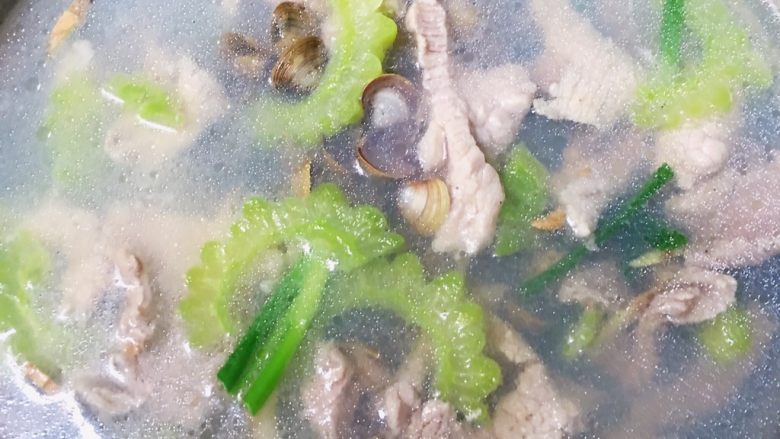 瘦肉苦瓜蚬子汤,清热解毒,好喝又解渴😋😋😂,怎感觉像广告词😄😄😂😜