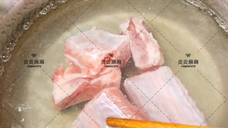 山药排骨汤 汤底7m+ ,排骨冷水下锅焯水洗净