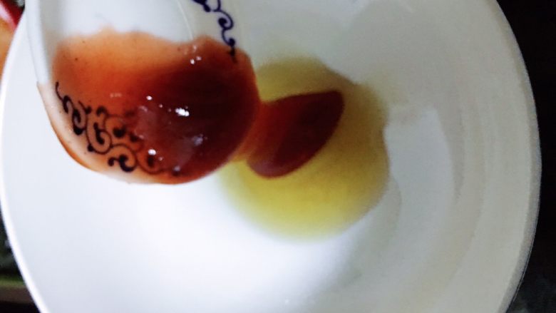 叉烧肉,用碗装一勺<a style='color:red;display:inline-block;' href='/shicai/ 865'>蜂蜜</a>一勺叉烧酱拌匀。