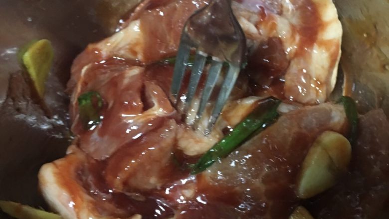 叉烧肉,拌匀后，用叉子在每片肉上均匀叉遍，这是发泄情绪的好方法😂😅🙀，小声点，别让人知道😜😂