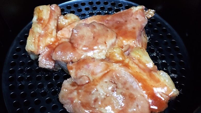 叉烧肉,把肉放入空气炸锅中，步骤7调的酱抹匀朝上这面180烤8分钟烤到表面焦黄，再拿出把底部那面翻上来抹匀调的酱再180度烤7分钟，烤到两面焦香即可。每家的空气炸锅不一样火力也不尽相同，再烤的过程注意观察别烤焦了，相对若还没熟可适当延长时间烤制。