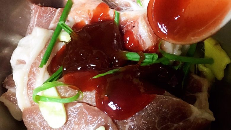 叉烧肉,加入3勺<a style='color:red;display:inline-block;' href='/shicai/ 5264'><a style='color:red;display:inline-block;' href='/shicai/ 5264'>叉烧酱</a></a>。