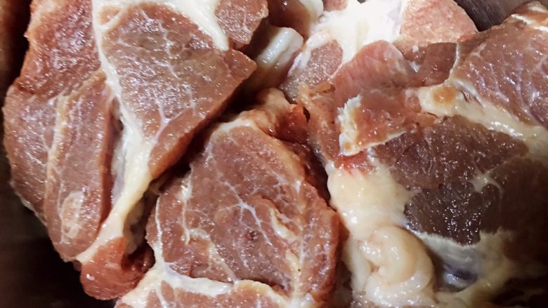 叉烧肉,<a style='color:red;display:inline-block;' href='/shicai/ 428'>五花肉</a>洗净，用厨房纸吸干水分，加入1勺<a style='color:red;display:inline-block;' href='/shicai/ 718'>料酒</a>，少许盐抓匀。