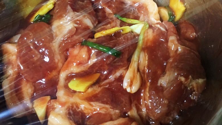 叉烧肉,盖上保鲜膜放入冰箱冷藏过夜。中间记得翻一下肉肉让其更加入味哦。