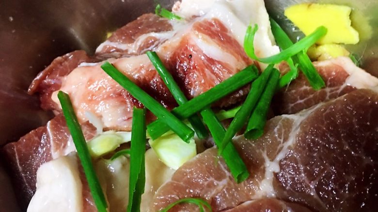 叉烧肉,放入切好的姜片、葱段、蒜片。
