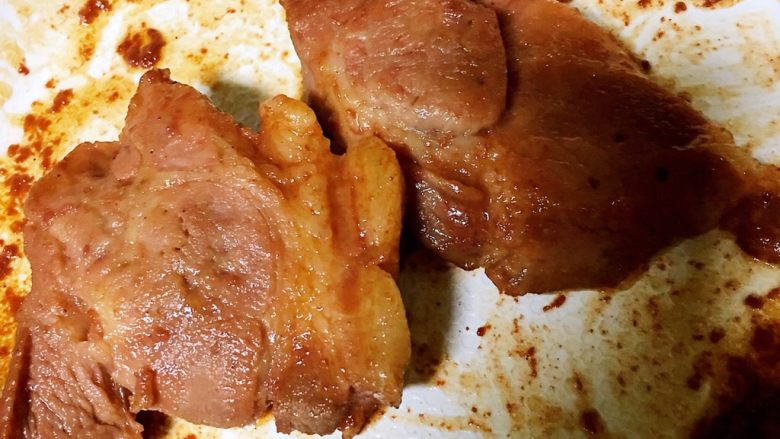 叉烧肉,平底锅放少许油，不要油多，只要抹勺锅底就行，把姜葱蒜片挑出放入肉及腌制的酱汁煎至汤汁变干肉变白即可关火，用此方法是为了缩短烤制的时间让肉肉再多吸点汤汁入味。