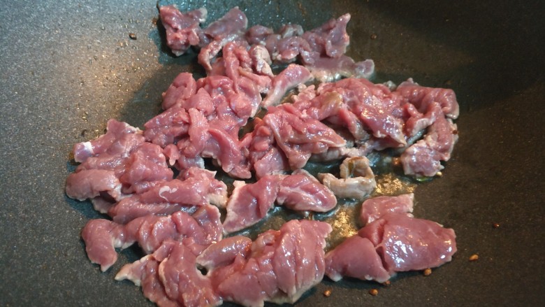喷香小炒牛肉,然后把辣椒盛出来,留底油,把牛肉放进去大火爆炒