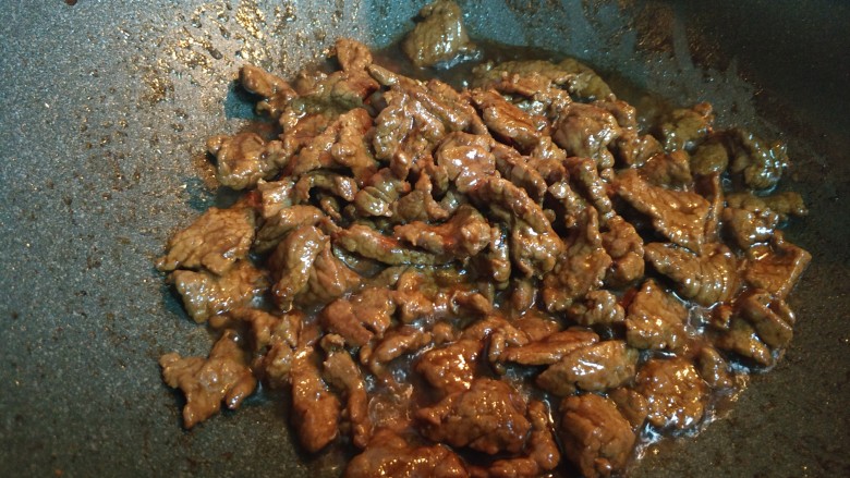 喷香小炒牛肉,炒至汁差不多干