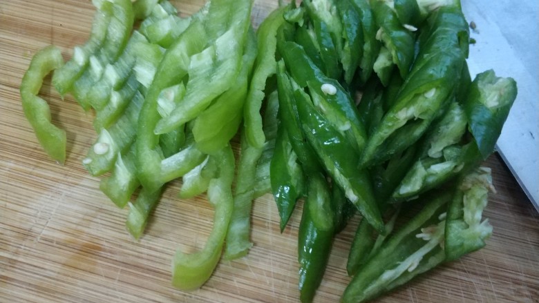 喷香小炒牛肉,辣椒切碎
