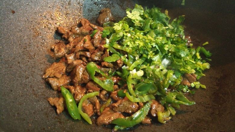 喷香小炒牛肉,加入葱花香菜碎翻炒均匀