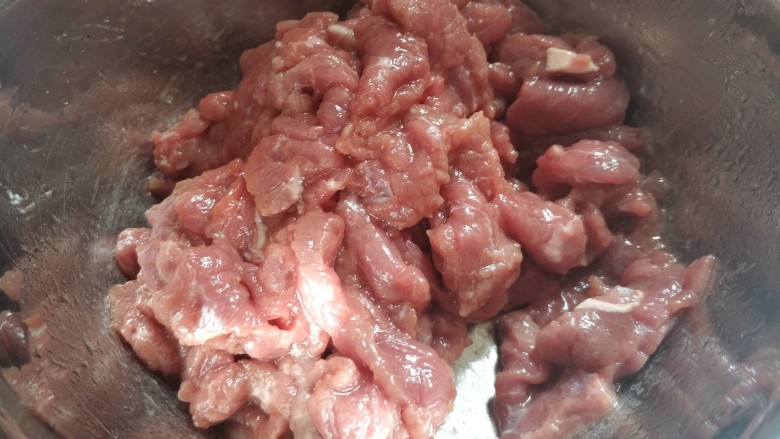 喷香小炒牛肉,用手抓匀,腌制半小时左右