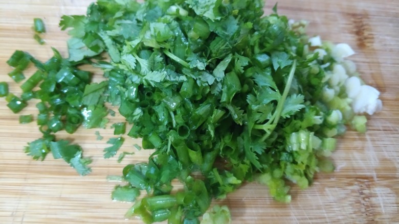 喷香小炒牛肉,小葱,香菜切碎