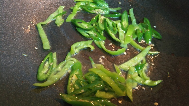喷香小炒牛肉,热锅放油,爆香辣椒丝