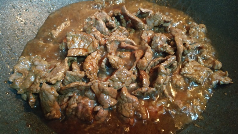 喷香小炒牛肉,牛肉变色后,加入酱油焖炒