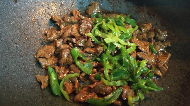 喷香小炒牛肉,放入之前炒过的辣椒