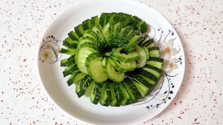 蓑衣黄瓜,切好的黄瓜装盘(因为盘子有点小,所以装盘用了一根半)。