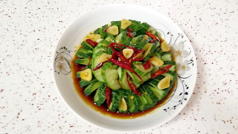 蓑衣黄瓜,把料汁浇在黄瓜上,蓑衣黄瓜就完成了。