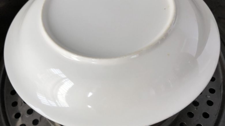 黑米糕,放入蒸锅,盖上一个盘子,蒸25分钟