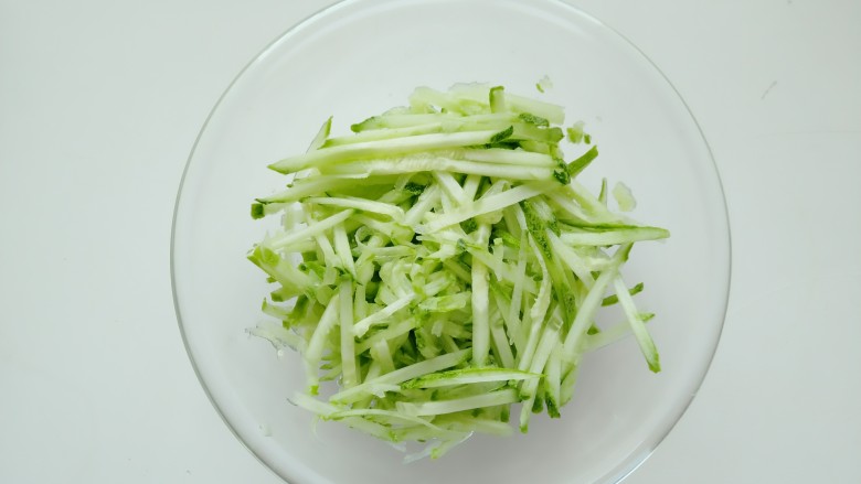 麻酱面,黄瓜洗净,切丝备用。