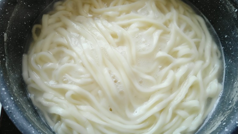 麻酱面,水开后,加入适量<a style='color:red;display:inline-block;' href='/shicai/ 526'>面条</a>。