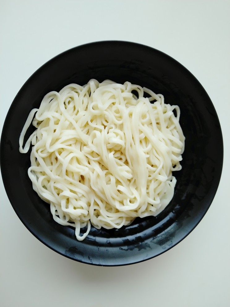麻酱面,面条煮好后,一定要过凉水投凉。