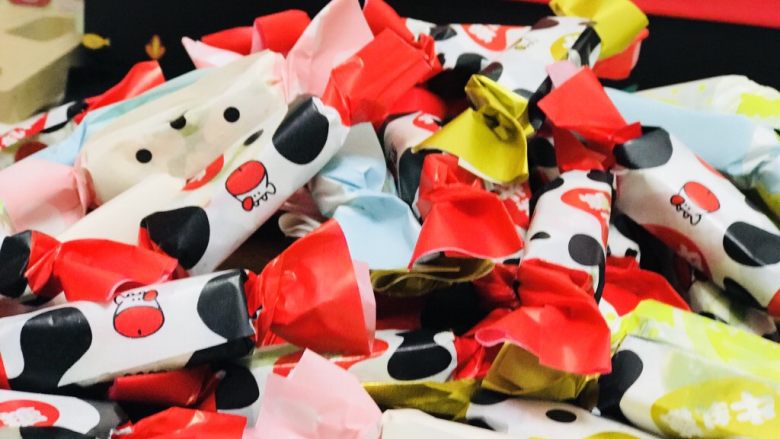 牛轧糖🍬🌹玫瑰花馅🌹,包装纸包起来放在冰箱冷藏可以存放30天左右。