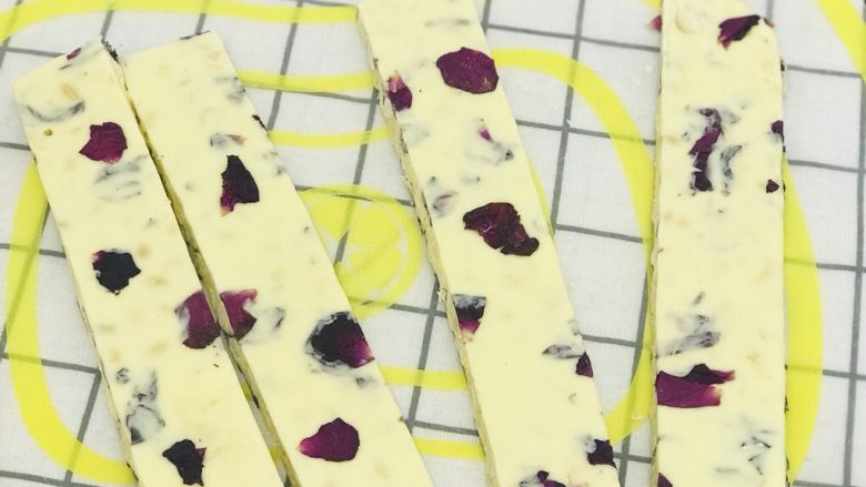 牛轧糖🍬🌹玫瑰花馅🌹,切成合适大小。