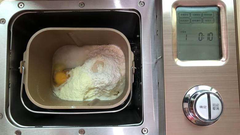 海苔肉松面包,所以材料投进面包机桶,启动和面程序,揉至能拉出厚模