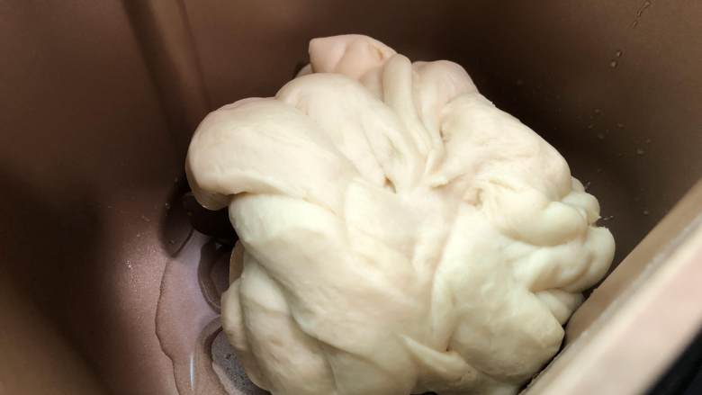 海苔肉松面包,加入油继续揉面,揉至扩展