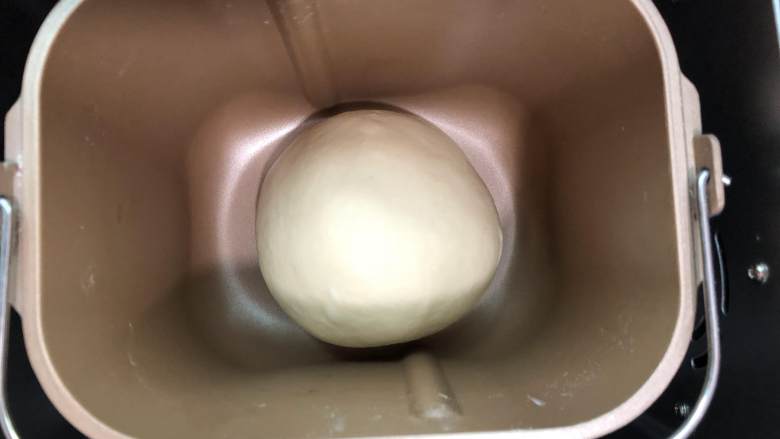 海苔肉松面包,把面团滚圆,放入面包机桶中