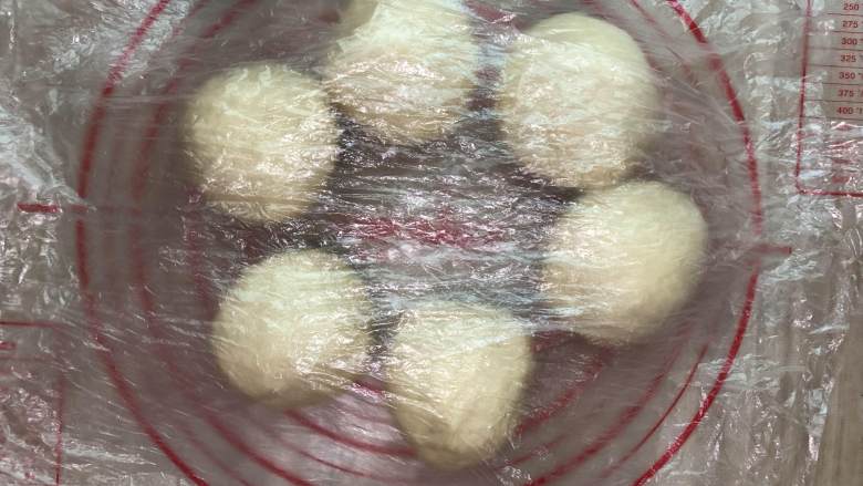海苔肉松面包,分成6等份,滚圆后盖上保鲜膜松弛20分钟