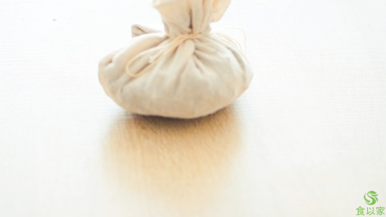 枇杷糕,<a style='color:red;display:inline-block;' href='/shicai/ 618'>枇杷</a>叶用纱布包住,系好。