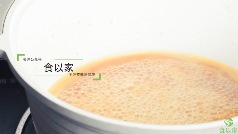 枇杷糕,重新倒入锅内,小火熬煮浓稠