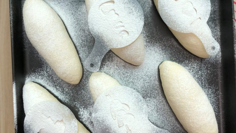 海苔肉松面包,筛上面粉,(筛粉过程可省略)