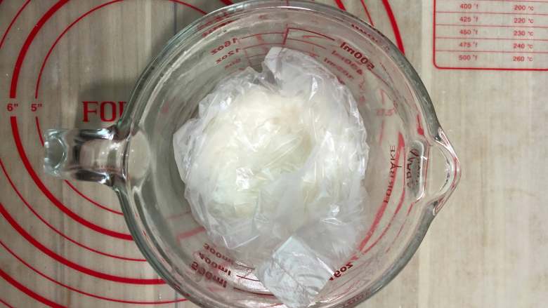 淡奶油芋泥面包卷(烫种),刮刀拌匀后放凉后盖保鲜膜备用