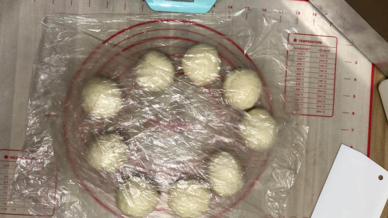 淡奶油芋泥面包卷(烫种),平均分成9等份,滚圆盖上保鲜膜松弛